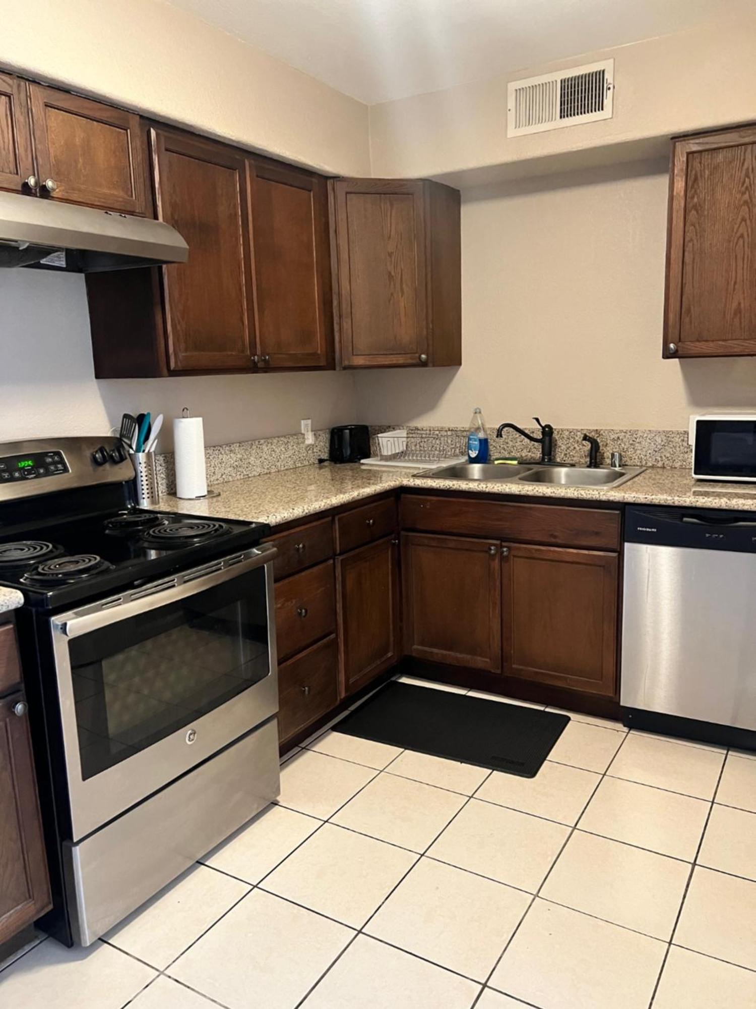 Serene 2Bed 1Bath Condo With Parking Fresno Kültér fotó